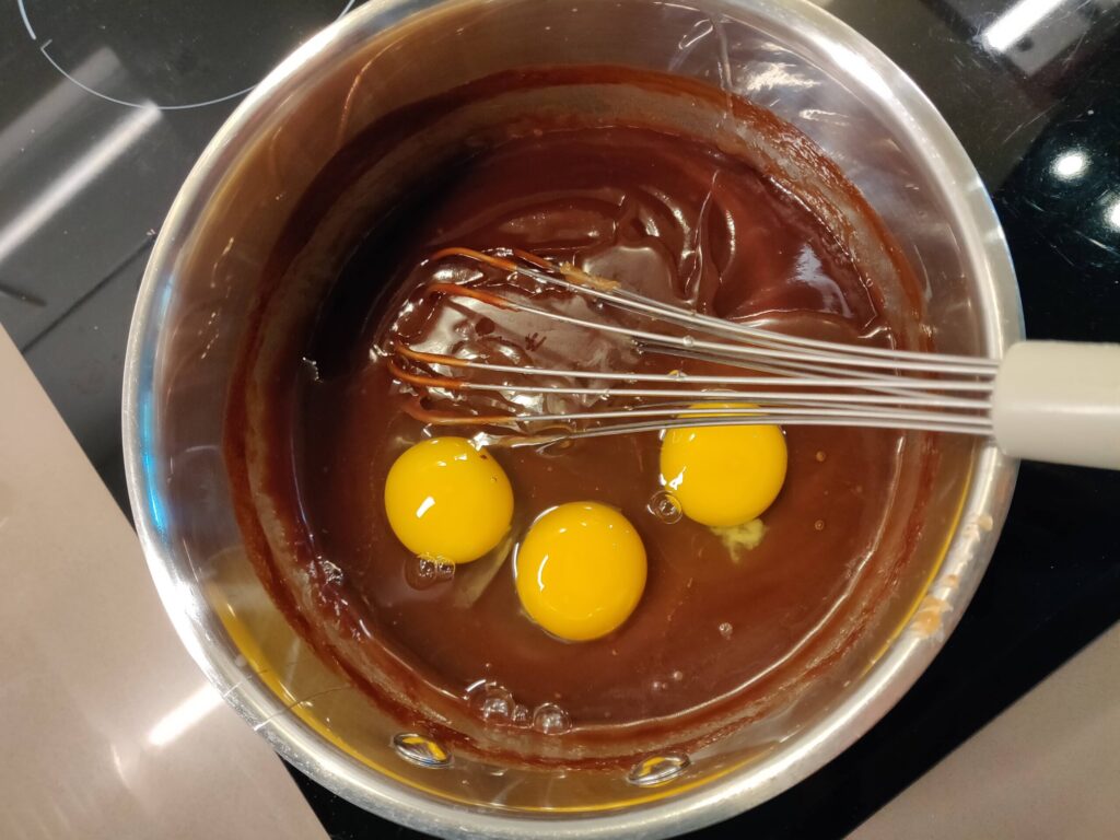 Incorporer les trois oeufs